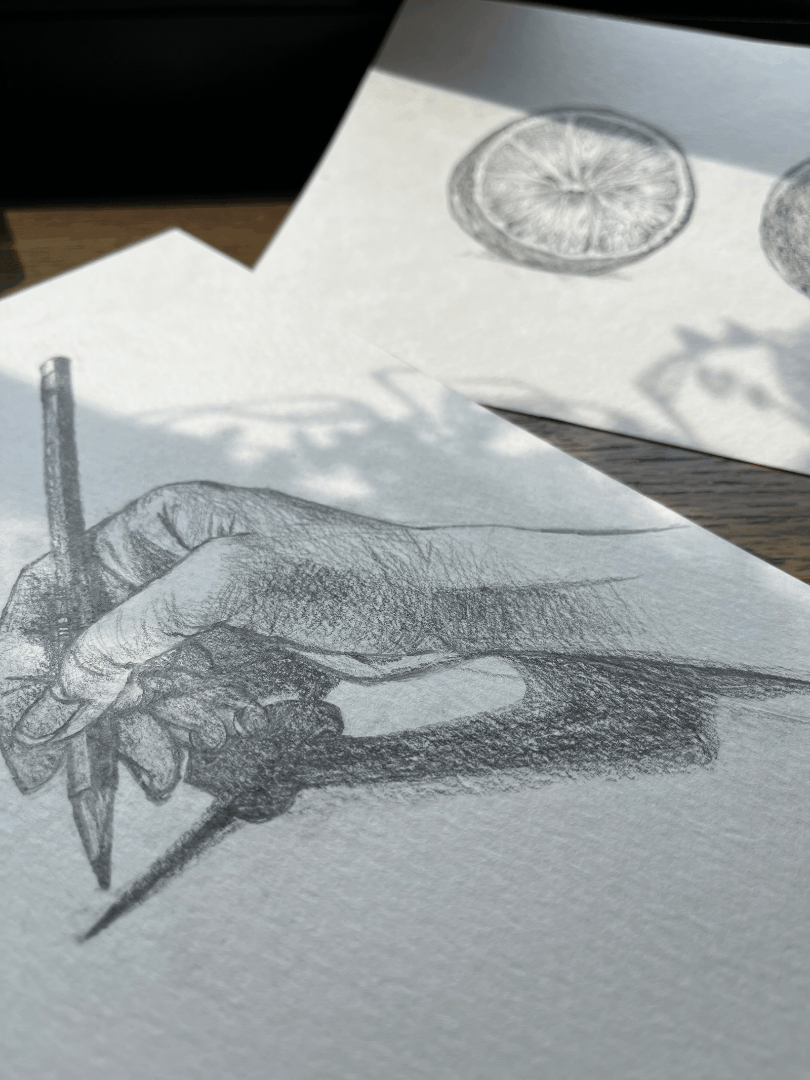 鉛筆を持つ右手 | 光藤 有佳 ｜インテリア絵画 アートの専門通販